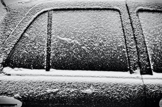 Verschneites Auto Schnee befreien