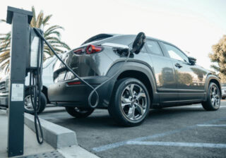 E-Kennzeichen für Elektroautos: Alles, was du wissen musst E-Kennzeichen für Elektroautos: Alles, was du wissen musst